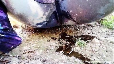 Kencing di jalanan! Jom tonton LilKiwwiMonster membasahkan seluar dalamnya dan kencing dalam kotoran!